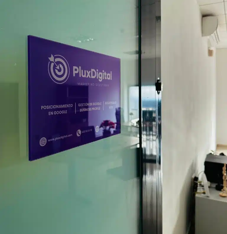 cartel de entrada de la oficina de PluxDigital