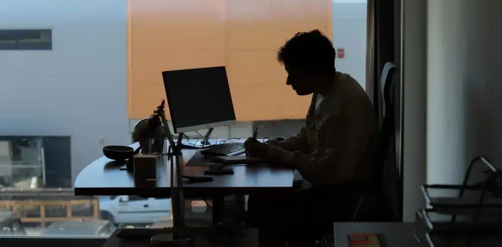 miembro del equipo trabajando en la oficina de PluxDigital