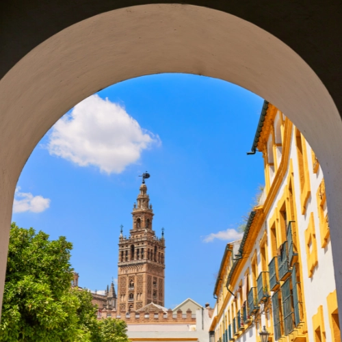 Vista frontal de la giralda de Sevilla